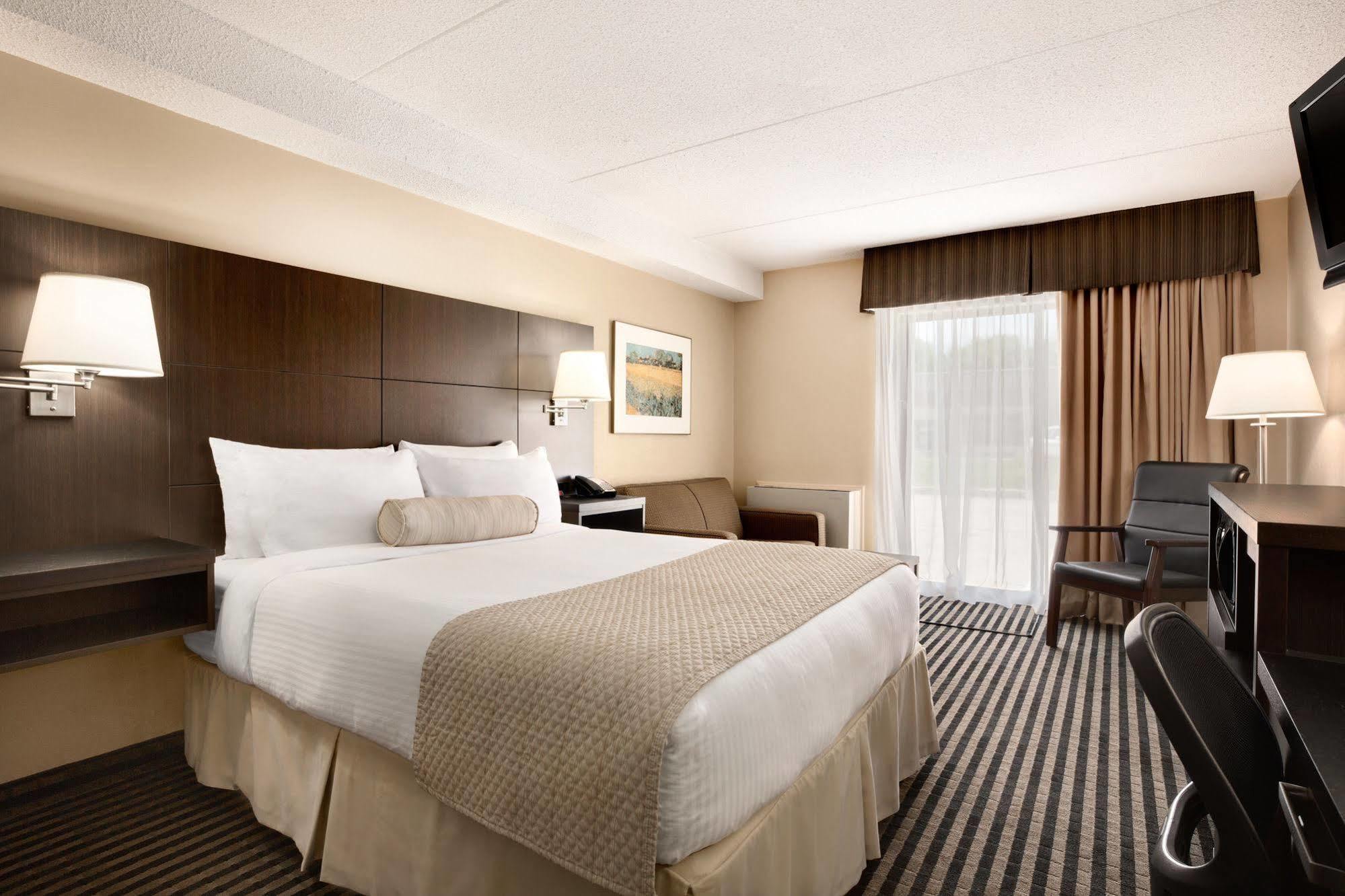 Days By Wyndham Nb Hotel 3*